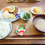 みんなの社員食堂 - 料理写真:2026年７月　黒胡麻唐揚げ定食（980円）
