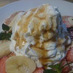 コナズ珈琲 - 中央の生クリームに、メープルシロップをたっぷり掛けて～♪