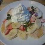 コナズ珈琲 - ストロベリー＆バナナ　パンケーキ　１３８２円（税込み）