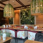CIELITO LINDO BAR AND GRILL - 内観　　中央に大テーブル