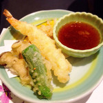 和華 - フゥ〜フゥ〜しないと食べれないくらいの熱々の天ぷら…中でもエビちゃんがしっとりとしててメチャ旨い！