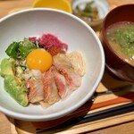 マルモキッチン - 料理写真:金目鯛とアボカドの蟹マヨごはん