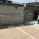 ら～めん 寺子屋 麺倶楽部 - 駐車場が斜め向かいの場所から店舗横の３台になりました。道路との段差にはスロープ設置されていますが、車高低い車は危ないかな。