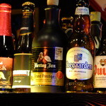 デ・アムステル - 真ん中のビールは高級ビール