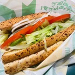 サブウェイ - 料理写真:晩御飯の前のおやつに立ち寄りました。こんにちは。店舗のタブレットだと、モバイルオーダーよりも細かく指定ができて楽しいです!