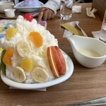 ココス - しろくまの小さいのやから”こぐま”って言いますねん。クマの顔にはなってないけどフルーツもたっぷり！