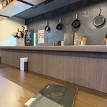ブロッコリ - 店内（カウンター奥の方にアルバイト募集のかわいい広告が(❁´ω`❁)