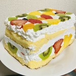 スーパーマーケット バロー - 料理写真:たっぷりフルーツミルフィーユ円  1,680(税別)