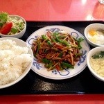 萬新菜館 - 牛肉の細切りとピーマンの炒め四川風/ランチセット　700円