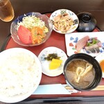 和食処 一歩芽 - 鶏唐揚げと刺身の日替わり定食