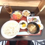 和食処 一歩芽 - 鶏唐揚げと刺身の日替わり定食