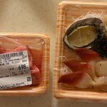オーケー - 料理写真:※ 切り落としながらマグロは脂の乗りが良く、中とろらしい濃厚な旨味を堪能。貝盛りは赤貝がやや薄く物足りなさは残ったものの、小ぶりながらあわびも入り、20%引きも相まって満足度の高い、お買い得な一品だった。 ■F ホンマグロキリオトシチュウトロイリ ¥698 割引 20% -139 ■F オサシミカイモリアワセアワビイリ ¥898 割引 20% -179