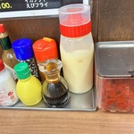 キッチン南海 - 卓上の調味料。