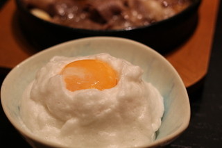 Nihonryouri tokufukushima - メレンゲに黄味がのってます。しっかり混ぜてお肉を付けていただきます