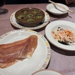 サイゼリヤ - 料理写真:【エスカルゴ/チキン/エビ/生ハム/ピザ/デカンタ大2】一次会の物足りなさを補う二次会。ワインとつまみを気軽に楽しみ、これだけ頼んでも安く収まるコストパフォーマンスはサイゼリヤならではの魅力