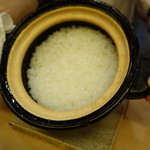 山玄茶 - 2015年4月　お店のご主人の実家から送って来たお米。土鍋で、2人前。