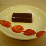 山玄茶 - 2015年4月　羊羹。お皿は、歌舞練場で使われているの物。