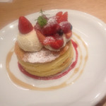 J.S. PANCAKE CAFE 金沢百番街Rinto店 - 苺のミルフィーユパンケーキ