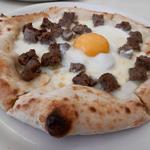 窯蔵 - 自家製サルシッチャと温泉たまご　980円 