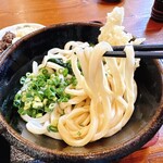 一吉うどん - こちらのお店のうどんは、ゴワッとしてコシがある讃岐うどんでした