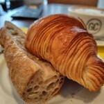 ゴントラン シェリエ - パリの朝食　クロワッサンとバケット