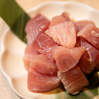 「マグロの脳天ぶつ切り」がおすすめ！鶏料理や刺身などをご用意