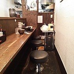 Menya Tenson Kourin - 店内はカウンターのみで、かなり狭いです。