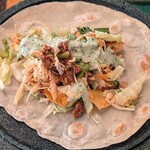エルトリート - EL TORITO 西葛西店 ランチ チキン＆ビーフトスターダをトルティーヤで包んでドレッシングを和えて頂きます