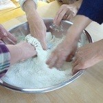 そば処　勉強屋 - そば粉に少しずつ水を加え混ぜていきます