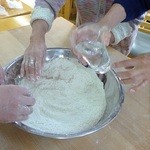 そば処　勉強屋 - 何度か繰り返し捏ねます