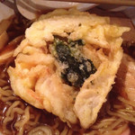 男そば 連獅子 - 持ち込み品のかき揚げ
      スープに浸すと旨い(^o^)
      懐かしい味わい(^ ^)