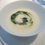 ル・ヴァンキャトル - 新タマネギの冷製スープと春菊のピュレ