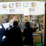 うおがし丼 かんの - 客席は店先のカウンター席と通路側の立ち食い用テーブルがある。