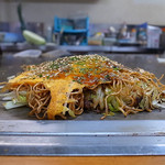 Okonomiyaki Hidesan - お世辞にも美しい焼きではない