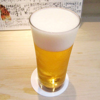 祇園おかだ - 生ビールはサッポロ 700円。ドリンクのみ値段表記あり