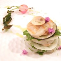 ジュー ドゥ マルシェ - ランチコース 3175円 の北海ホタテとシモタ農芸野菜のミルフィーユ ハーブの香り