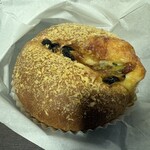 ベーカリー カンスケ - 道産アスパラのブラックカレーパン