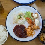 三平 - 料理写真:盛合せ♪ハンバーグ＆チキン南蛮　680円

