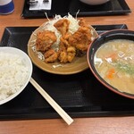 かつや - 料理写真:とん汁定食(から揚げ) 真ん中は皮だけ