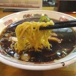 吉兆佐 - 真っ黒なスープに縮れ麺