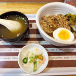 李月 - ルーローハン（￥650）。スープは出汁の旨味がよく出ており、かつ薄味の健康志向