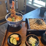 島彦本店 - カミさんは、ざる蕎麦をセレクト　
エビはバキーンとそそり立って大興奮