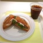 オー・ボン・サンドイッチ　ビゴ - 生ハムとカマンベールのカスクート、アイスコーヒー(regular)