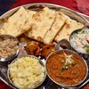 SPICE GARDEN - お得セットは、カレーにチキンテイッカ、ガーリックナン、ガーリックライス、サラダ、デザートまで揃うとてもお得な一皿