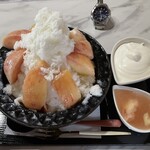 オーサムカフェ - まるごとピーチかき氷