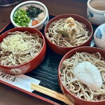献上そば 羽根屋 - 三色割子そば ¥1200
            三色は山芋・天かす・山菜
