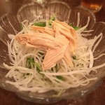 豆金餃子 - 先日妙にピータンが食べたくて豆金に行ってみた。けどそれだけじゃな〜野菜頼もうと思って大根サラダ頼んだんだけど。。。下半分が生たまねぎ！！！辛い！色が同じだから避けれない！大根サラダなんだから大根だけにしてよ(><)