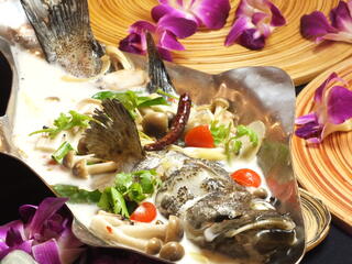 コサムイ バイ チェディルアン - 幻の魚ハタのココナッツハーブスープ
