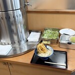 浅月 - タンクからダシ汁を注ぎます