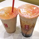 貢茶 - ドリンク写真:黒糖ブラックミルクティー(アイス・L)(右)